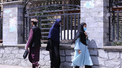 Dos afganas en una calle de Kabul, el pasado 25 de agosto.