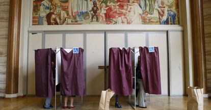 Electores franceses votan en un colegio de Par&iacute;s.