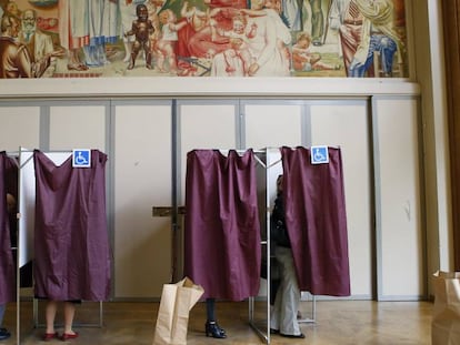 Electores franceses votan en un colegio de Par&iacute;s.