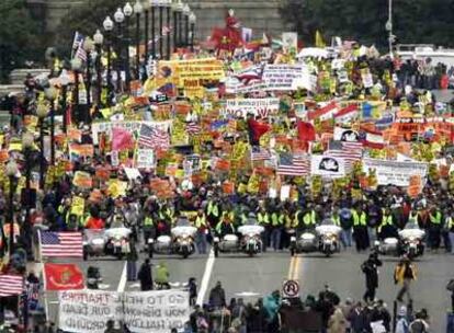 Manifestantes en contra de la guerra de Irak cruzan el puente Memorial de Washington.