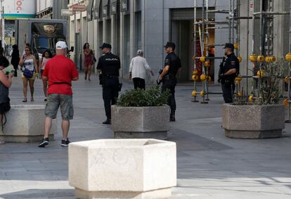 Ambiente de seguridad en el centro de Madrid tras los atentados de Barcelona. En la imagen, jardineras instaladas esta noche en la calle Preciados.