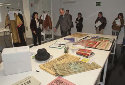 Dirigentes de la Fundación Sabino Arana presentan parte de sus fondos.