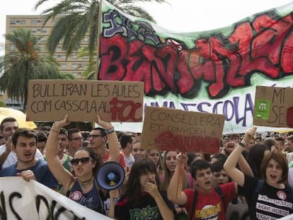 Estudiantes se manifiestan ante la Consejería de Educación.