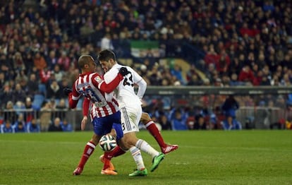 Isco trata de irse de Miranda.