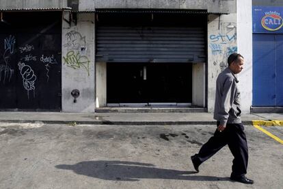 Un hombre camina a lo largo de una calle en Caracas, Venezuela.