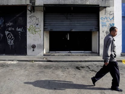 Un hombre camina a lo largo de una calle en Caracas, Venezuela.