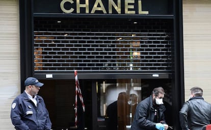 La policía francesa se prepara para entrar a la tienda de Chanel robada en París.