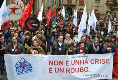 Cargos y militantes del BNG se han manifestado en Santiago, su portavoz nacional, Xavier Vence, lo hizo en Vigo donde apuntó que la "profundísima" crisis social exige que la ciudadanía "se revuelva contra las políticas del Gobierno, la Xunta y la Troika"