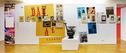 Un aspecto de la exposición, con la impresora Boston y algunas de las portadas originales de Dau al Set
