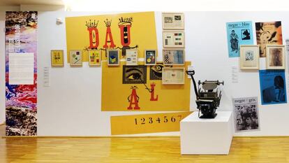 Un aspecto de la exposición, con la impresora Boston y algunas de las portadas originales de Dau al Set
