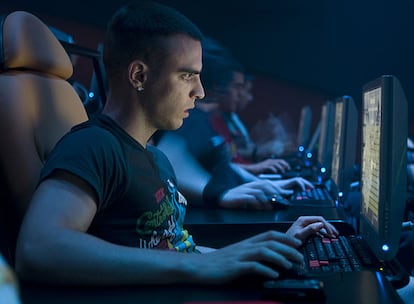 Varios jugadores en la sala de videojuegos del cine Yelmo, en el centro comercial Islazul.