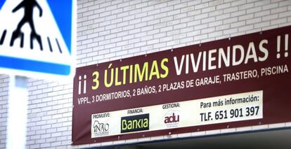 Cartel de venta de viviendas en un edificio de Valdebebas, Madrid. EFE/Archivo