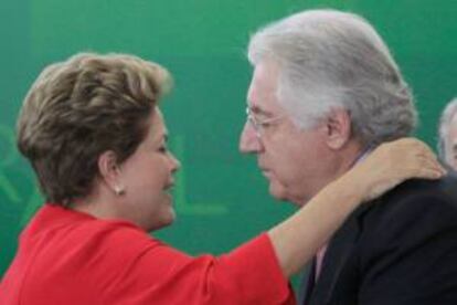 La presidenta de Brasil Dilma Rousseff (i) saluda al nuevo ministro brasileño de Micro y Pequeñas Empresas Guilherme Afif Domingo este 9 de mayo, durante el acto de posesión en el Palacio de Planalto en Brasilia (Brasil).