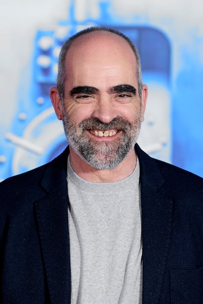 Luis Tosar – “Con estas cejas y estos dientes pensé que sería imposible tener un papel protagonista”, explicó el tres veces ganador del Goya en una gala de premios. Hasta sus compañeros de instituto compartían con él “su pena” porque sus “dientes mal hechos” fueran a restarle cualquier oportunidad como estrella de cine. A la vista está que en el caso de Tosar se equivocaban.