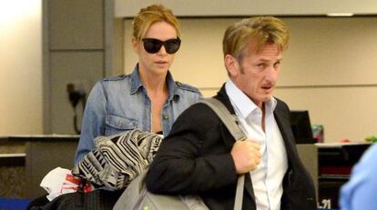 Charlize Theron y Sean Penn, en el aeropuerto de Los Ángeles.