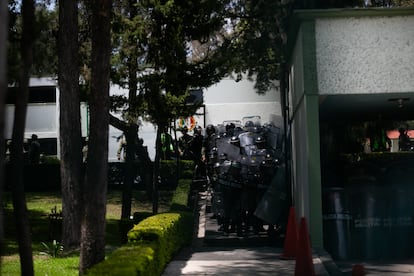 Al interior del Campo Marte No. 1, la Policía Militar, ataviada con escudos, cascos y armadura antidisturbios, se acerca a la entrada al campo para enfrentar a los manifestantes. Luego del mitín, se realizaron pintas de protesta y se lanzaron piedras hacia dentro del campo.