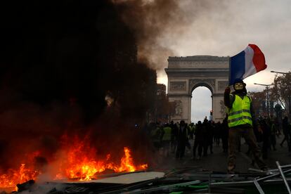 Protesta de los 'chalecos amarillos' cerca del Arco del Triunfo, en los Campos Elíseos de París, el 24 de noviembre de 2018.