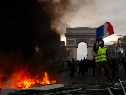 Protesta de los 'chalecos amarillos' cerca del Arco del Triunfo, en los Campos Elíseos de París, el 24 de noviembre de 2018.