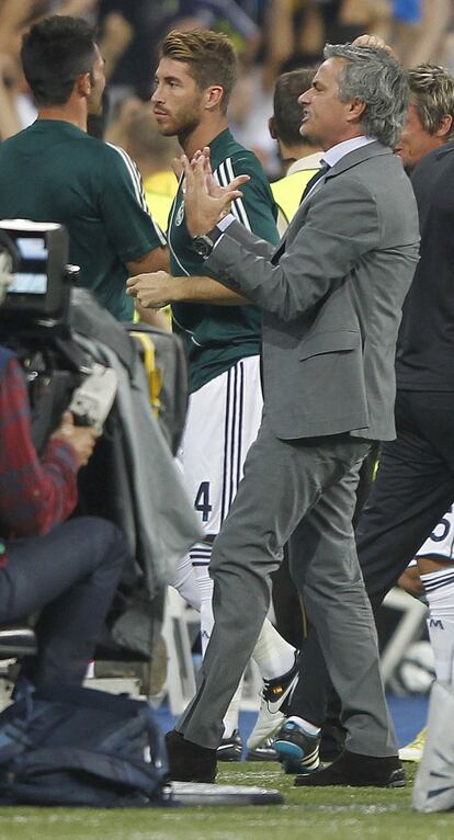 Mourinho celebra el trecer gol.