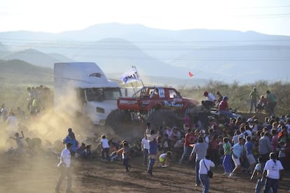 Un 'monster truck' arrolla a los espectadores en México.