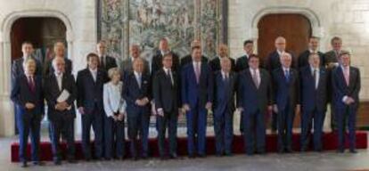 El Príncipe Felipe posa en la foto de familia con los ministros de Exteriores de la Unión Europea con los que ha mantenido hoy una reunión en Palma en la que han analizado los retos que tiene ante sí la Europa comunitaria, tanto en el ámbito político como económico.