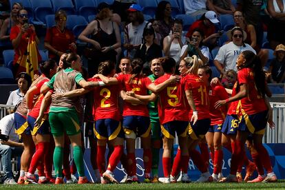 Las futbolistas españolas reciben una arenga previa al inicio del partido por la medalla de bronce ante Alemania.