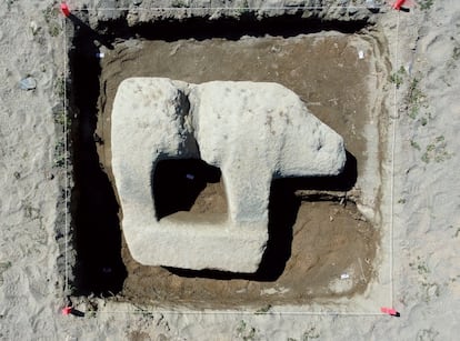 Archaeological work on the stone boar of Peraleda de San Román, Cáceres.