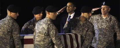 El presidente de Estados Unidos, Barack Obama, recibe solemnemente la llegada de los féretros en la base de Dover.