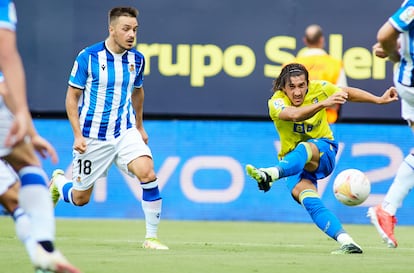 Espino lanza a puerta en el partido jugado ante la Real Sociedad en Cádiz.