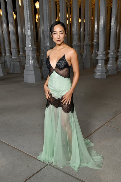 La protagonista de 'Vidas pasadas', Greta Lee, con vestido bicolor con transparencias y encaje de la casa italiana.