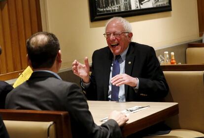 El precandidato demócrata Bernie Sanders, en un restaurante en Chicago, Illinois.