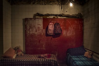 O quarto de uma menina. Edifício abandonado do IBGE. Favela da Mangueira, Rio de Janeiro. Nas favelas, a média de habitantes por moradia é em torno de quatro pessoas.