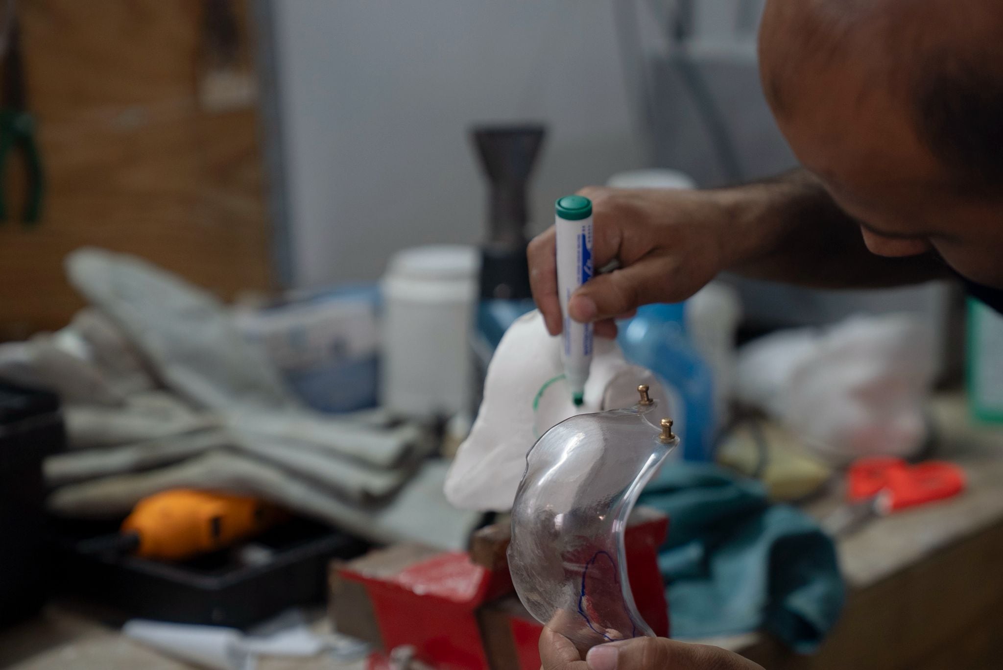 Un fisioterapeuta gazatí de Médicos Sin Fronteras (MSF) ajusta una mascarilla para un paciente que sufre quemaduras en el rostro con el fin de adaptarla perfectamente a su rostro.