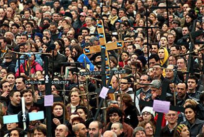 Aspecto de la protesta convocada por Nunca Máis que se desarrolló ayer en A Coruña.