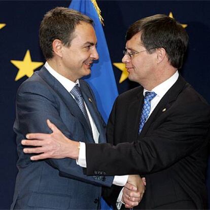 José Luis Rodríguez Zapatero y el primer ministro holandés, Jan Peter Balkenende, ayer en Bruselas.