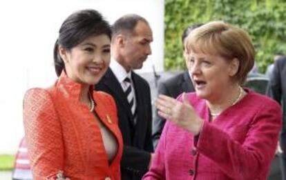 La canciller alemana, Angela Merkel (d), da la bienvenida a la primera ministra tailandesa, Yingluck Shinawatra, en la Cancilería Federal de Berlín, Alemania.