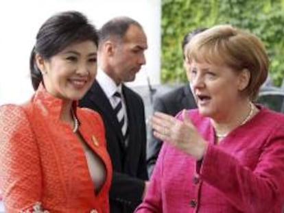 La canciller alemana, Angela Merkel (d), da la bienvenida a la primera ministra tailandesa, Yingluck Shinawatra, en la Cancilería Federal de Berlín, Alemania.