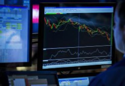 Un trader, frente a un monitor que indica caídas.
