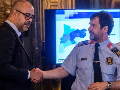 Miquel Buch saluda al comisario jefe de los Mossos d' Esquadra Ferran López.