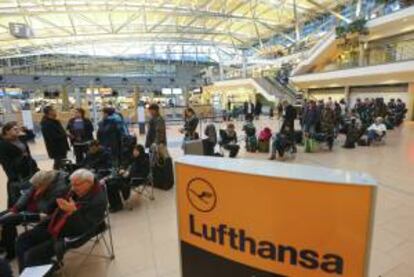 Pasajeros esperan el pasado jueves junto a los mostradores de la compañía aérea Lufthansa en el aeropuerto de Fráncfort (Alemania).