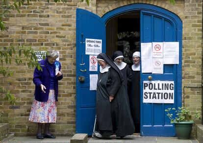 Unas monjas tras votar en un centro de votación en Londres.