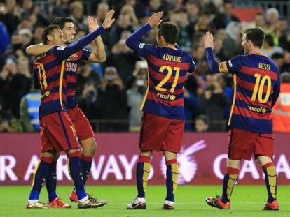 Suárez, Neymar, Adriano i Messi celebren la victòria.