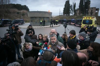 El duputado Albert Batet atiende a los medios en la entrada del centro penitenciario de Brians, en Sant Esteve Sesrovires. Brians 2 es el centro de enlace de la Generalitat con Instituciones Penitenciarias del Ministerio del Interior.