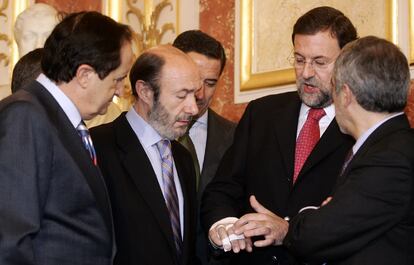 6 de diciembre de 2005. Mariano Rajoy muestra su dedo roto tras su accidente de helicóptero a los portavoces parlamentarios Juan José Lucas, Alfredo Pérez Rubalcaba, Eduardo Zaplana y Gaspar Llamazares (de izquierda a derecha), durante la recepción oficial celebrada en el Congreso de los Diputados para conmemorar el XXVII aniversario de la Constitución Española.