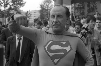 José María Ruiz Mateos, expresidente de Rumasa, disfrazado de Supermán en la puerta de acceso de los juzgados de Plaza de Castilla, para llamar la atención en el caso Ibercorp, el 22 de mayo de 1992.
