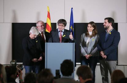 Carles Puigdemont pronuncia su discurso sobre los resultados de las elecciones regionales catalanas.