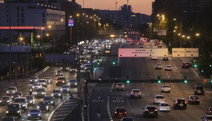 Cotxes sortint de Barcelona abans del passat pont, el 3 de desembre.