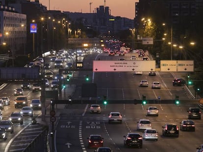Cotxes sortint de Barcelona abans del passat pont, el 3 de desembre.