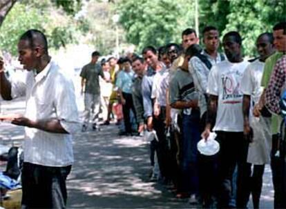 Los africanos de Barcelona, ayer, durante el almuerzo ofrecido por la Cruz Roja.