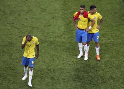 Fernandinho, Thiago Silva e Roberto Firmino, depois da eliminação.